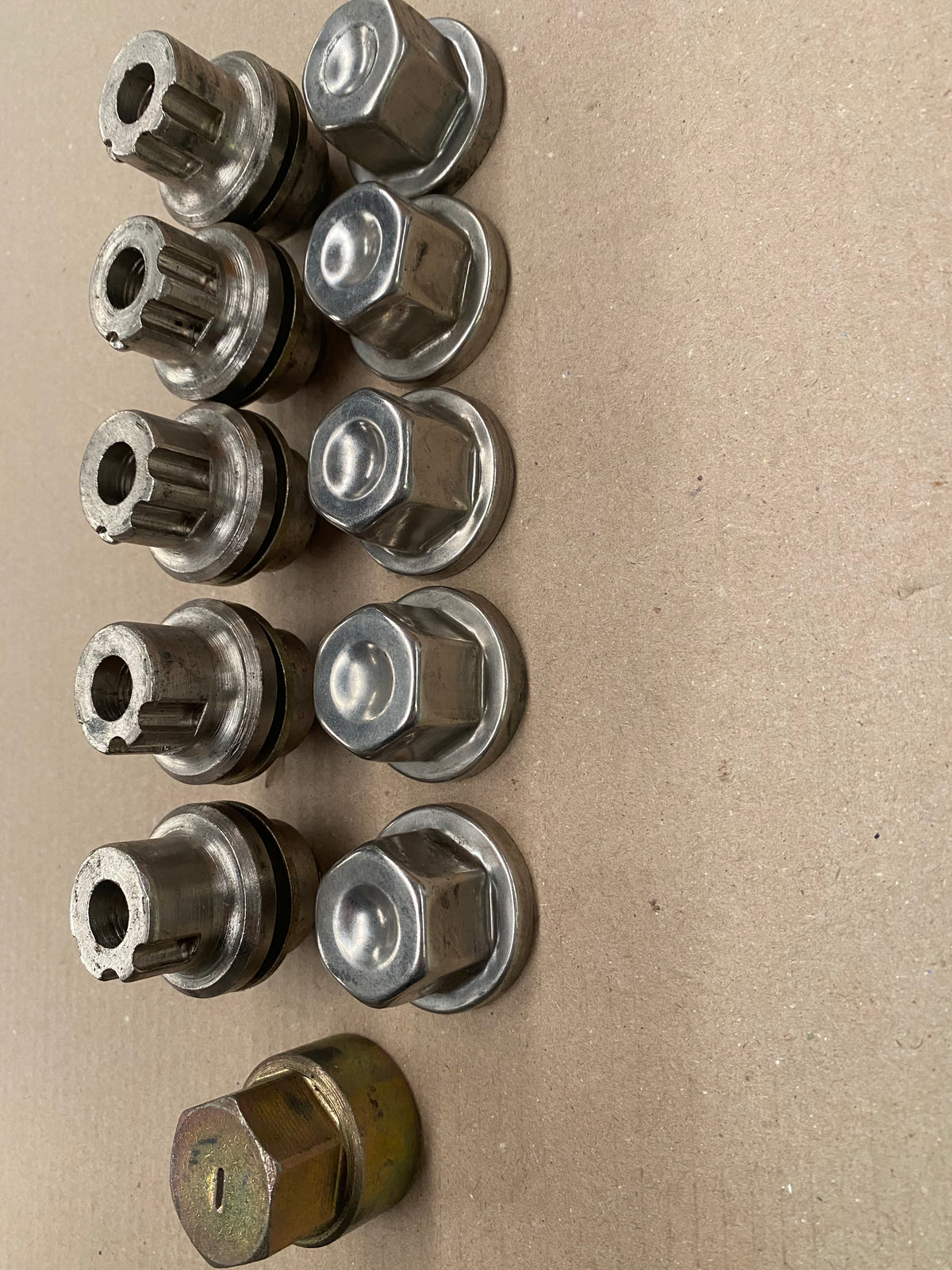 Locking Wheel Nut Kit (Alloy Wheels) | STC8843A | Genuine Land Rover - NOS OEM Part