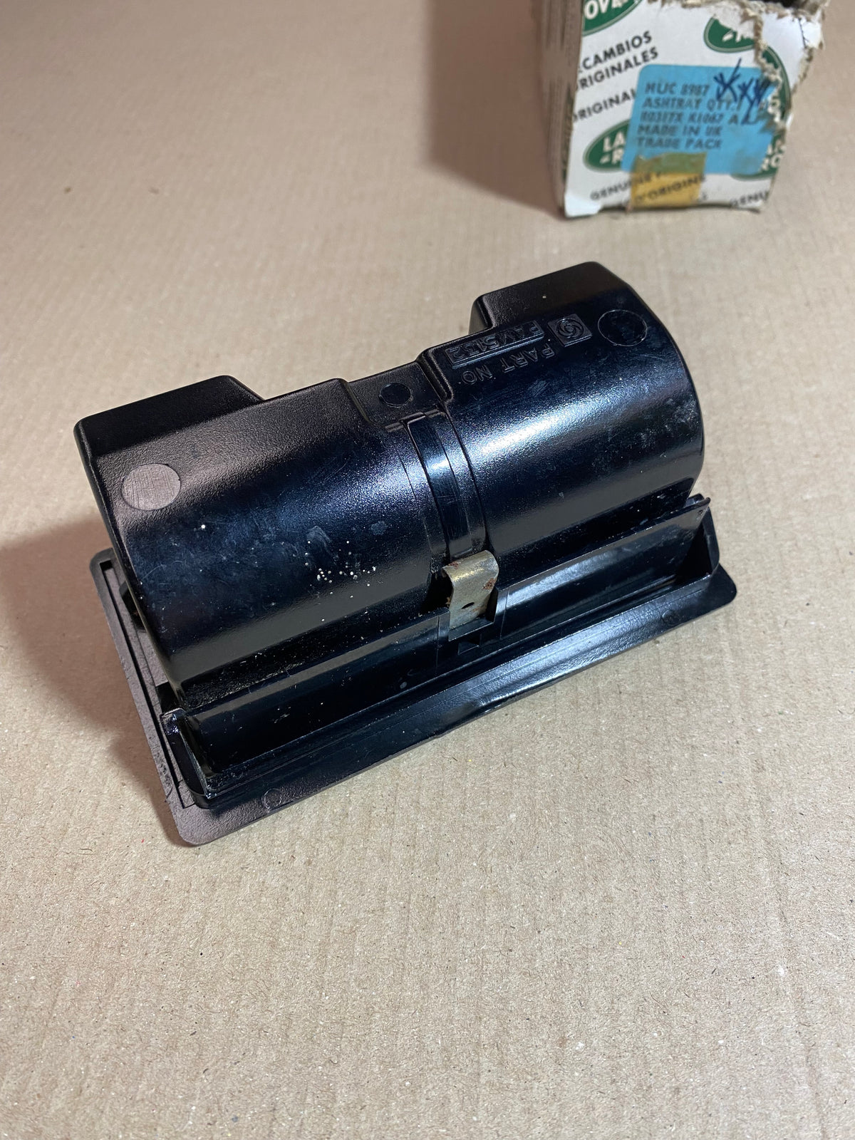 Transfer Case Tunnel Ashtray Assembly | MUC8987 | Genuine Land Rover - NOS OEM Part