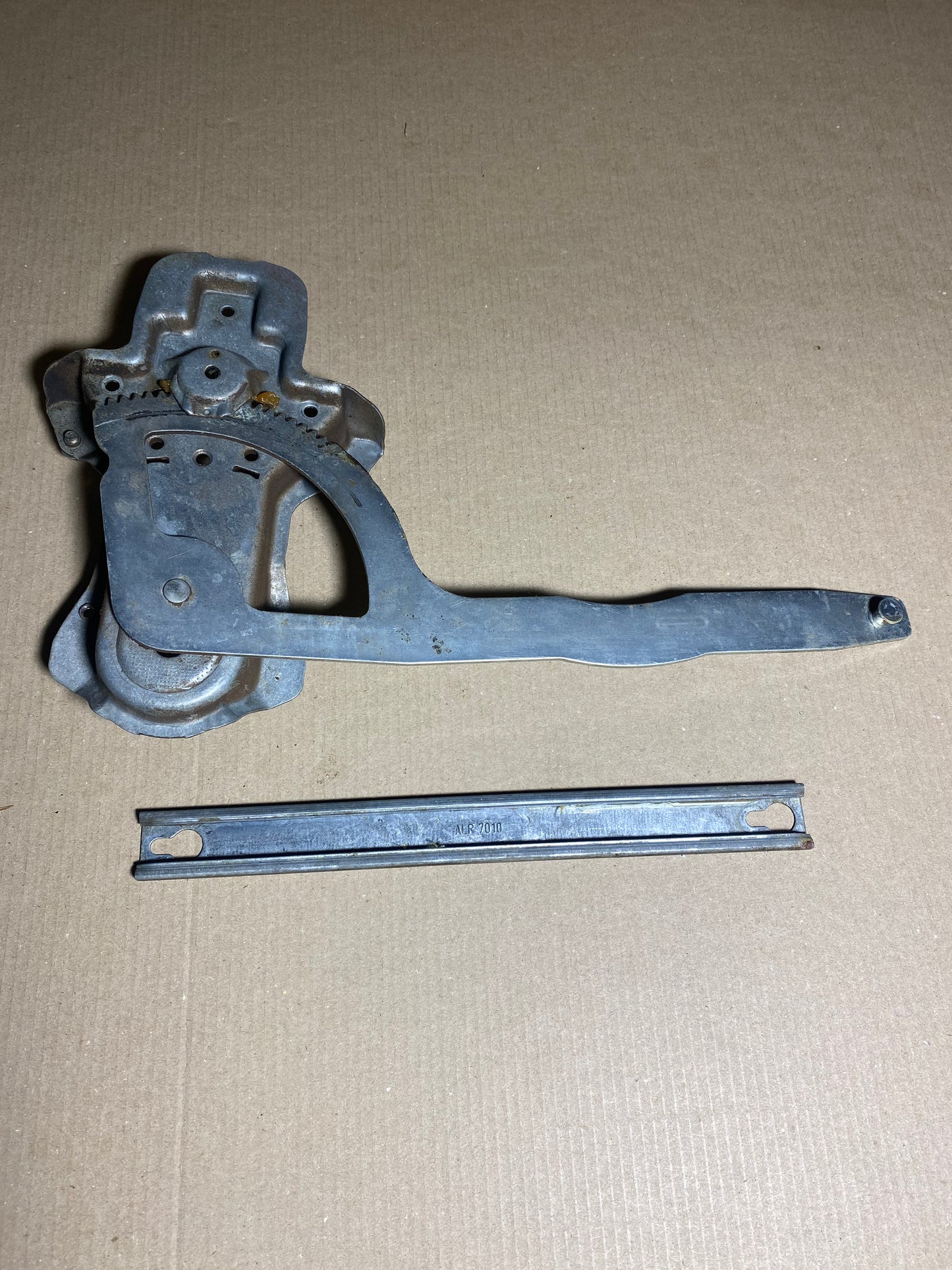Genuine Rear Door Window Regulator (RH / Right-Hand, Electric) | STC2884 | Genuine Land Rover - NOS OEM Part